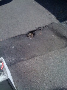 Viale Augusto: marciapiedi con fossi viale augusto e buche
