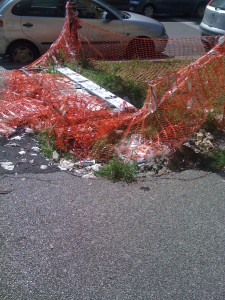 Viale Augusto: Fossi e spazzatura Viale Augusto con buche e spazzatura