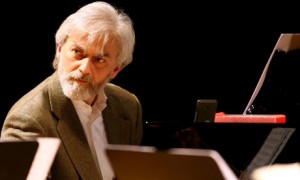 foto articolo musica pianista