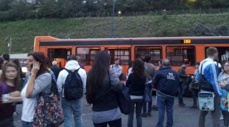 Bus fermo in tangenziale