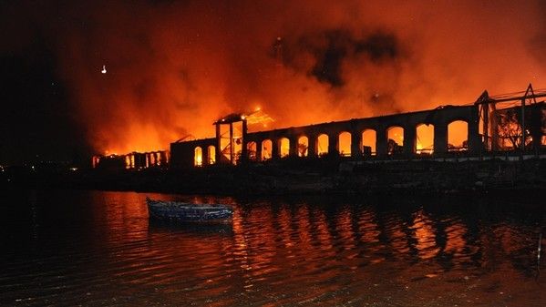 Immagini del terribile incendio che ha colpito Città della scienza