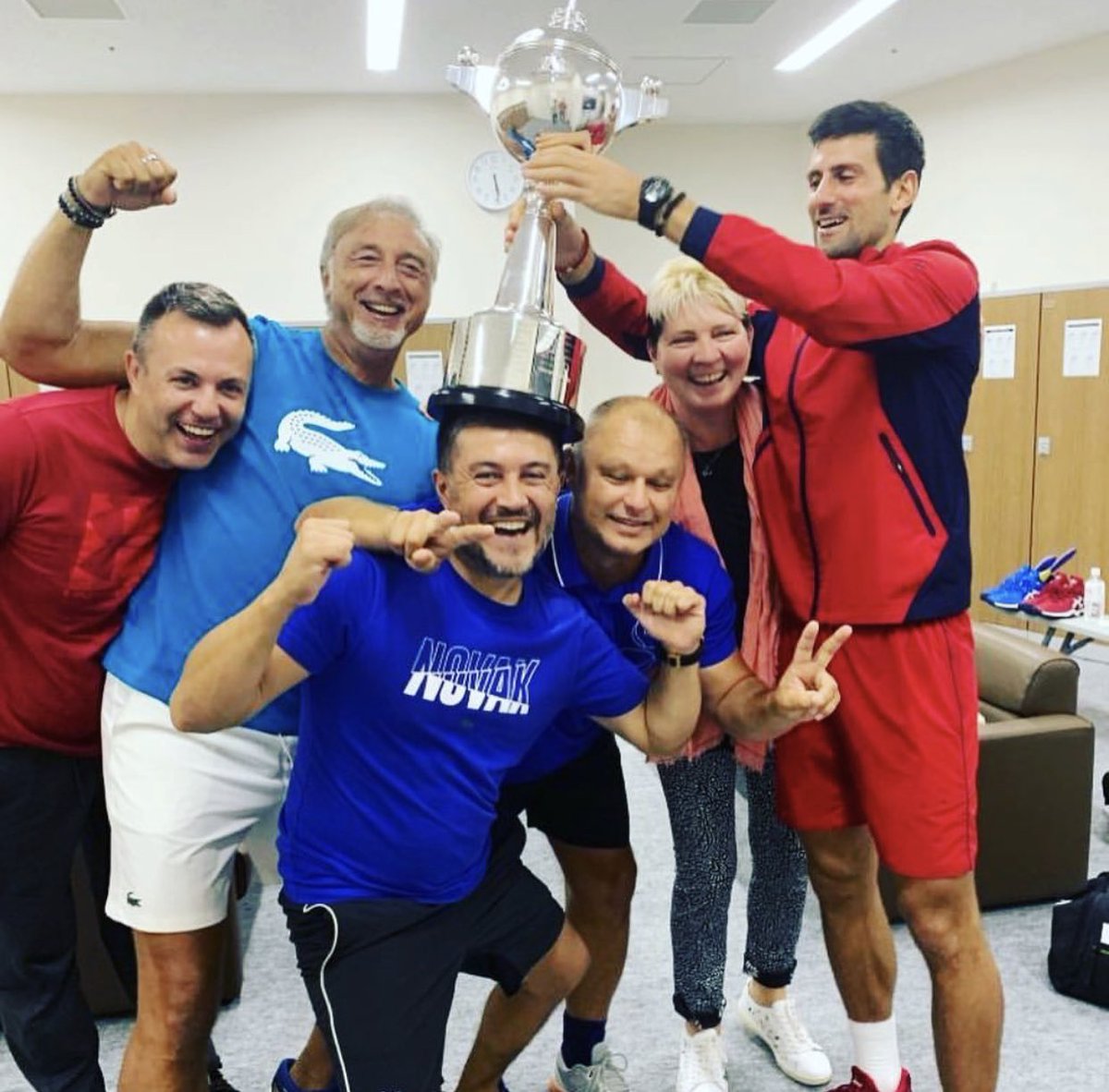 Prosegue in Asia la rincorsa alle ATP Finals. Novak Djokovic festeggia con il suo Team la vittoria nel torneo di Tokyo