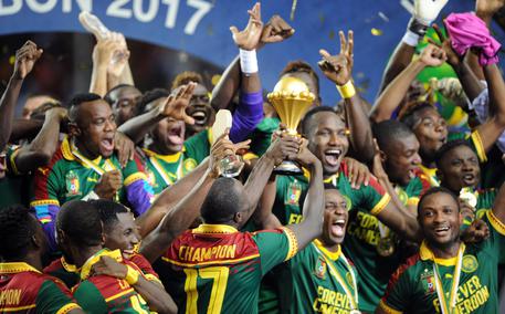 epa05773686 Cameroon celebrates being crowned Champions during the 2017 Africa Cup of Nations final match between Egypt and Cameroon at the Libreville in Gabon on 05 February 2017. EPA/Sydney Mahlangu