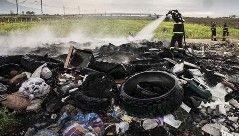 Afragola (provncia di Napoli)- novembre 2012- L'intervento dei vigili del fuoco impegnati a spegnere un rogo di rifiuti speciali e tossici sotto un cavalcavia di una strada provinciale. I pneumatici rappresentano l'emblema della Terra dei Fuochi, vengono incendiati sia per favorirne lo smaltimento illegale, sia per mantenere alta la temperatura di combustione e permettere di smaltire e camiffare altri rifiuti speciali e più pericolosi. Ogni giorno, nella cosiddetta "Terra dei Fuochi" - che comprende un vasto territorio tra la provincia di Napoli e Caserta- nelle strade di campagna e sotto i cavalcavia, vengono appiccati decine di roghi tossici da malviventi, spesso legati alla mafia locale, che in questo modo smaltiscono tonnellate di rifiuti industriali e tossici. Da fumi tossici si sprigionano enormi quantità di diossine cancerogene, che si depositano sulle coltivazioni e nei polmoni degli abitanti delle periferie.