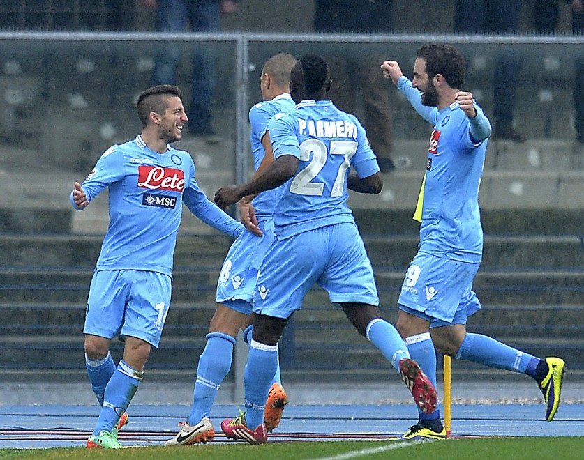 Verona-Napoli 0-3, esultanza degli azzurri al goal di Mertens
