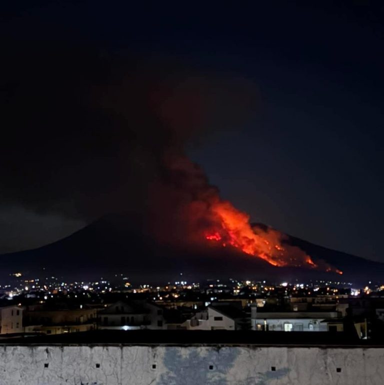 Brucia il Monte Somma e con lui anche l’anima di Partenope
