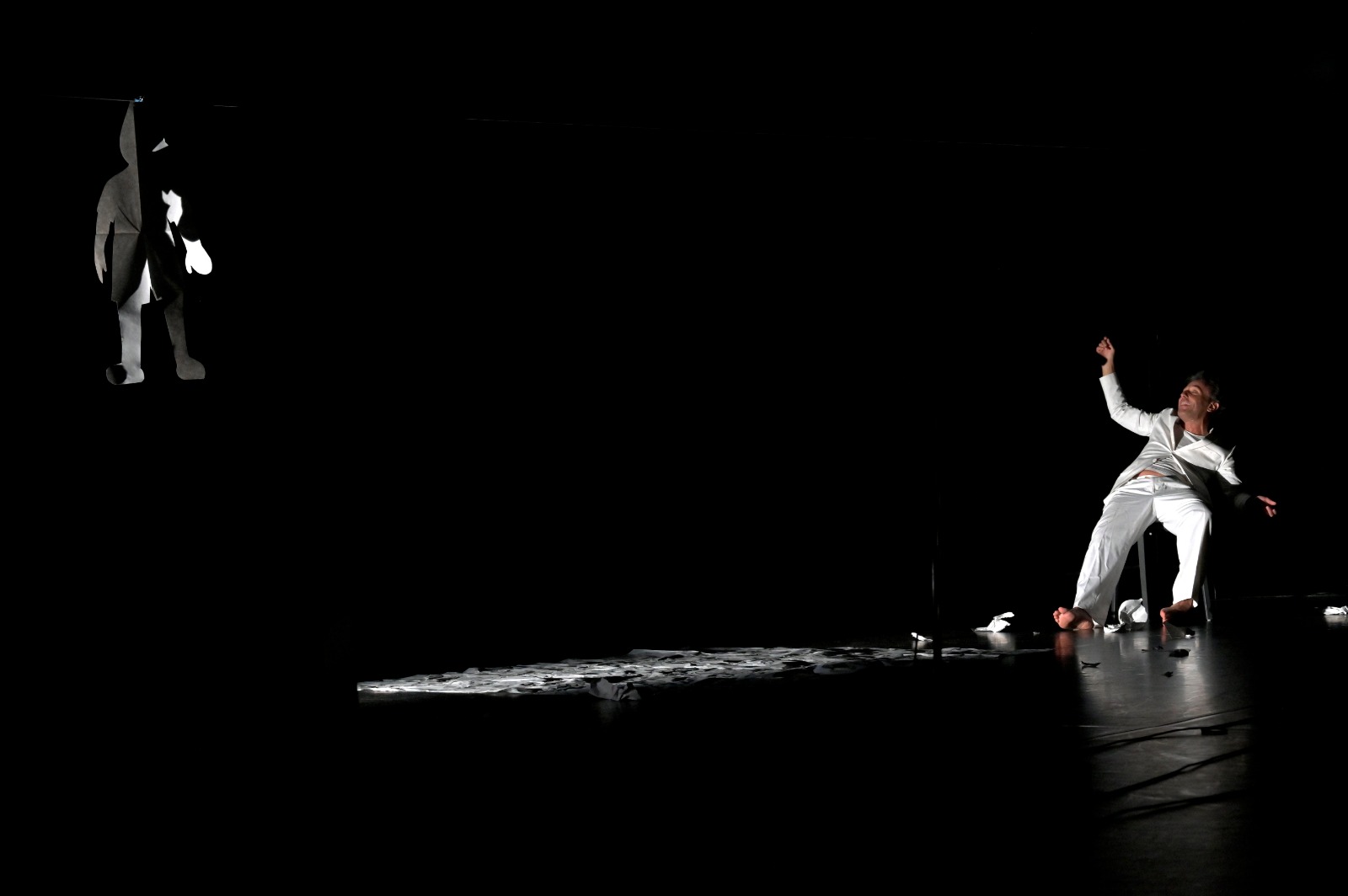 Charta: di Bernardo Casertano in prima a Napoli