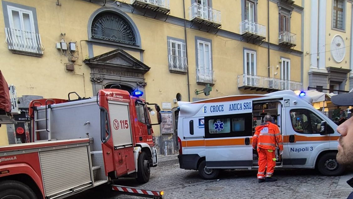 Teatro Sannazaro, in fiamme la storica sala di Via Chiaia