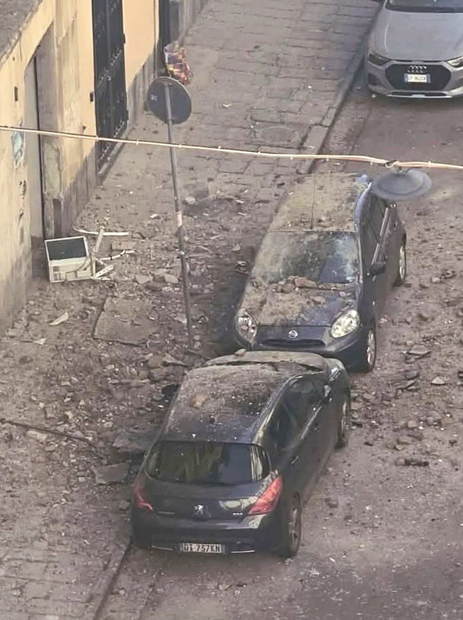 Crollo in via Pavia, gli architetti: «Serve piano per il risanamento delle facciate»