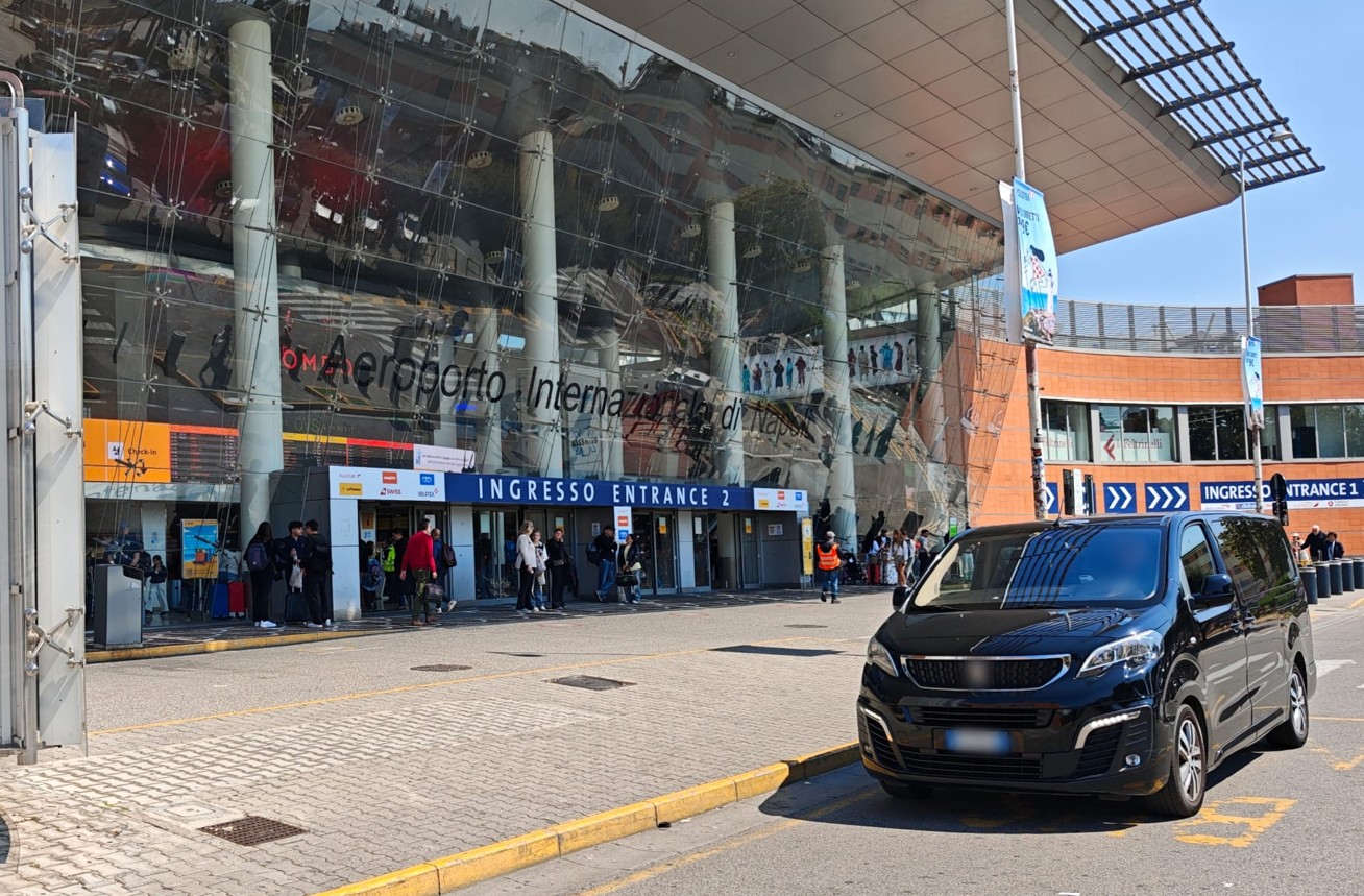 Volo Linate-Napoli, “tre tentativi di atterraggio e poi la deviazione a Fiumicino”: la denuncia dell’avvocato Mazzucchiello