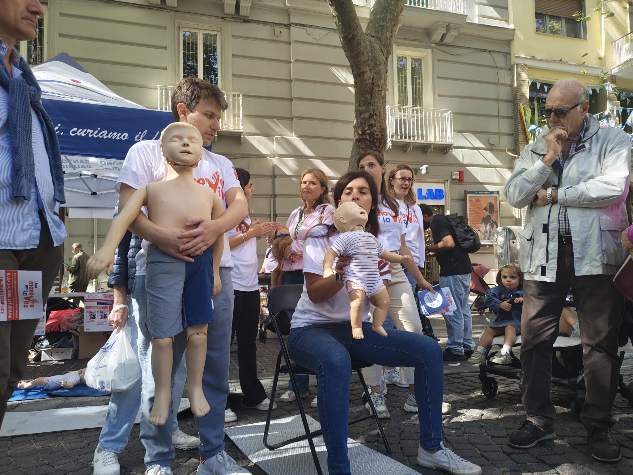 Simeup, migliaia in piazza per imparare a salvare un bambino