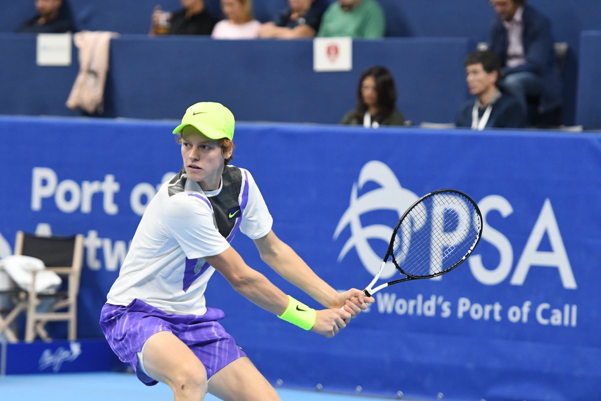 ATP Tour. Andy Murray torna a vincere. Occhi sulla palla e preparazione ampia. Con il suo ottimo rovescio Jannik Sinner ha raggiunto la semi a Antwerp e sta scalando la classifica ATP.
