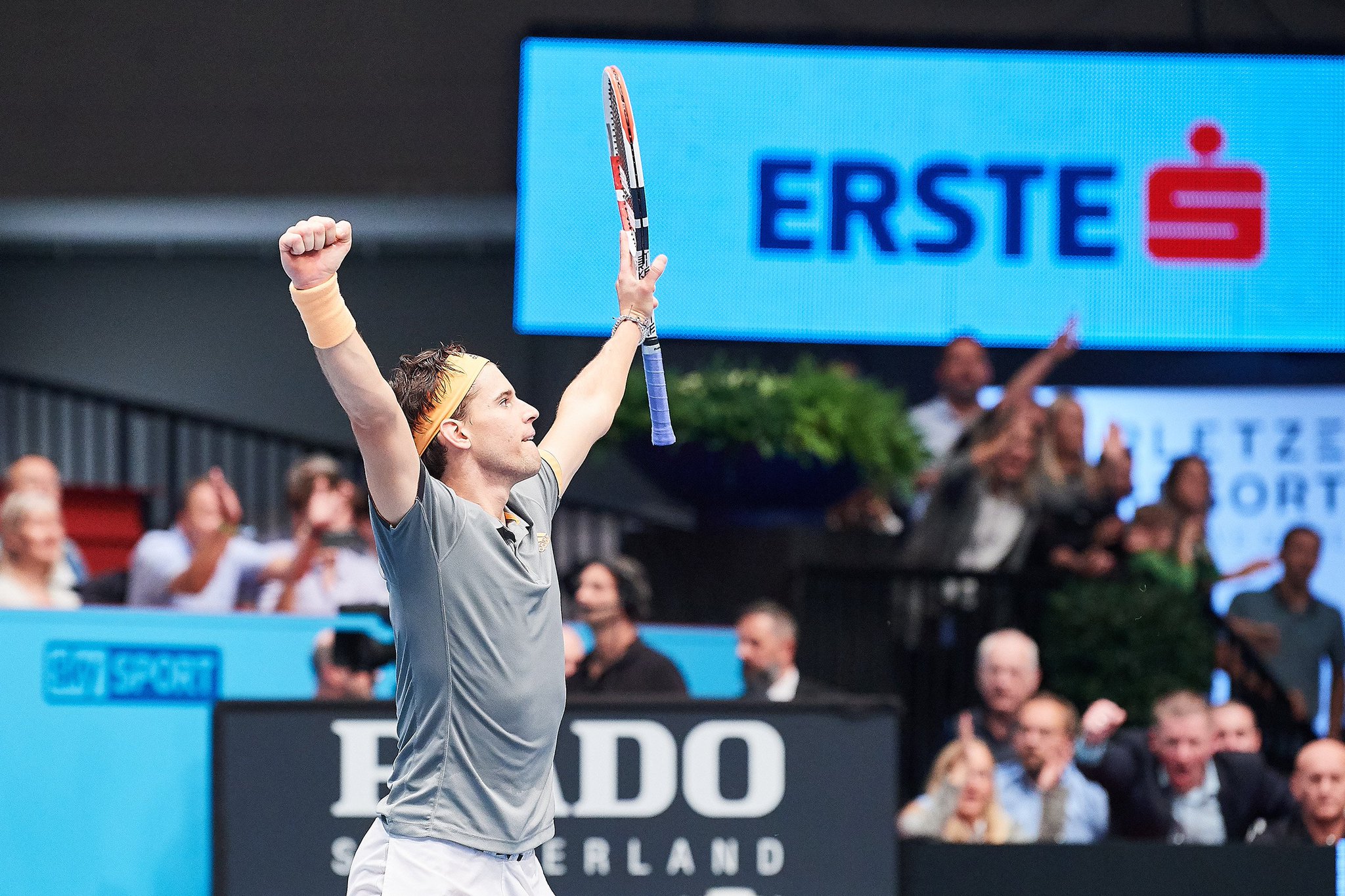 ATP Tour. Federer e Berrettini fanno 10. Dominic Thiem alza le braccia in un gesto di trionfo dopo aver vinto per la prima volta il torneo di casa a Vienna 2019.