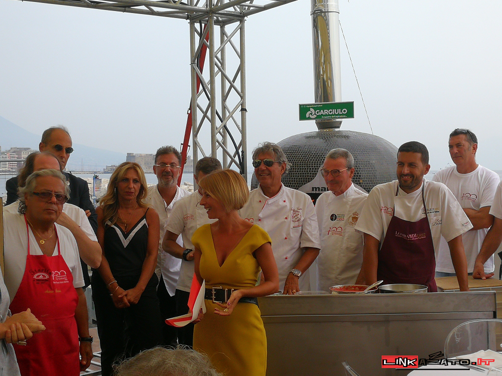 La giornalista Valentina Castellano nel corso della premiazione all'Unione pizzerie storiche le Centenarie